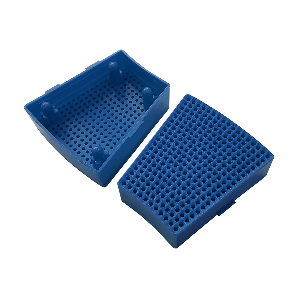 Das Bild zeigt zwei blaue Ersatzfelder für das Granboard 132. Sie sind dreieckig geformt und haben viele kleine Löcher.