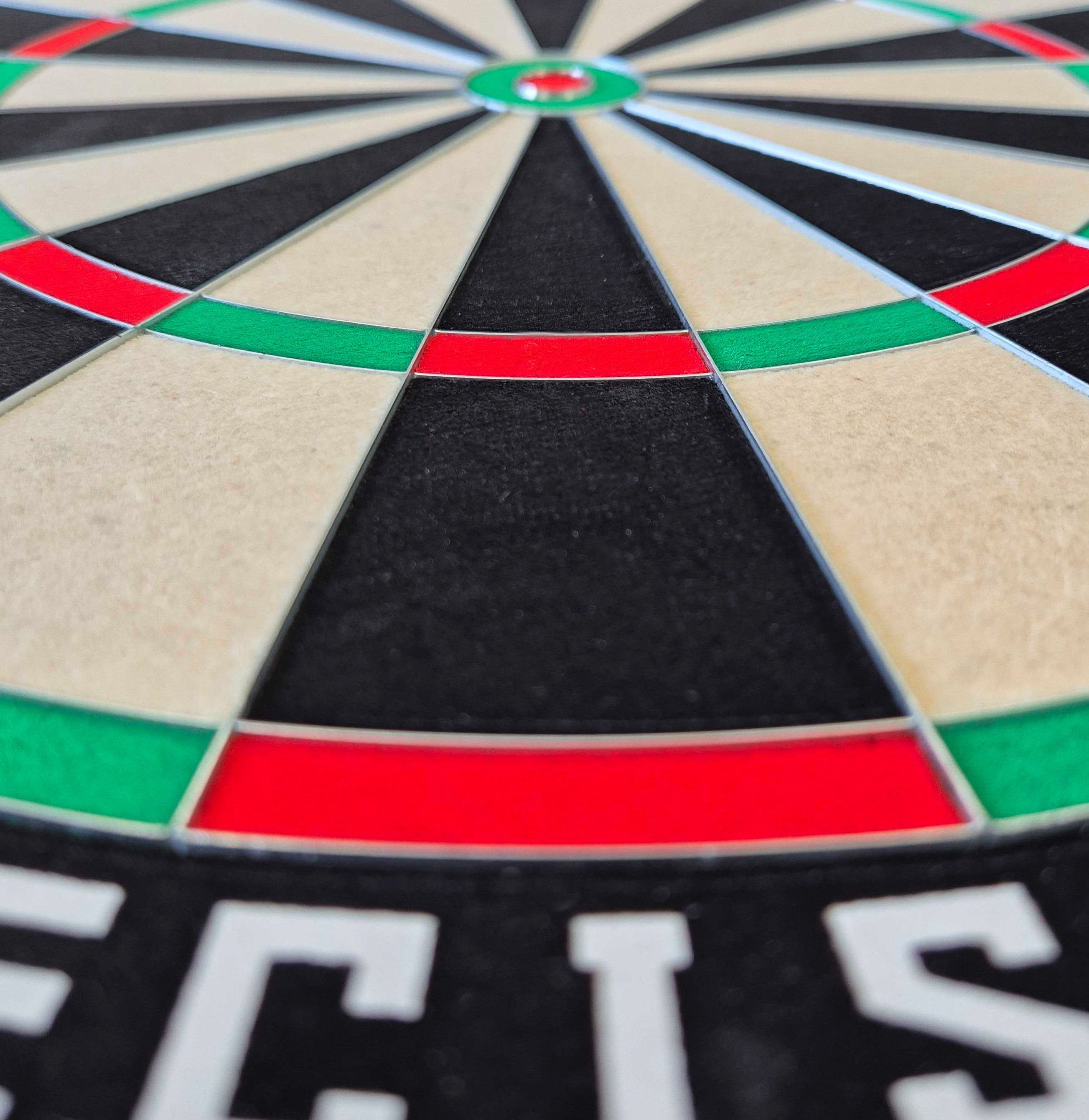 Diana de acero McDart Precision Das Bild zeigt eine Nahaufnahme eines McDart Precision Steeldartboards. Die farbigen Segmente und die scharf abgegrenzten Felder sind deutlich zu erkennen.