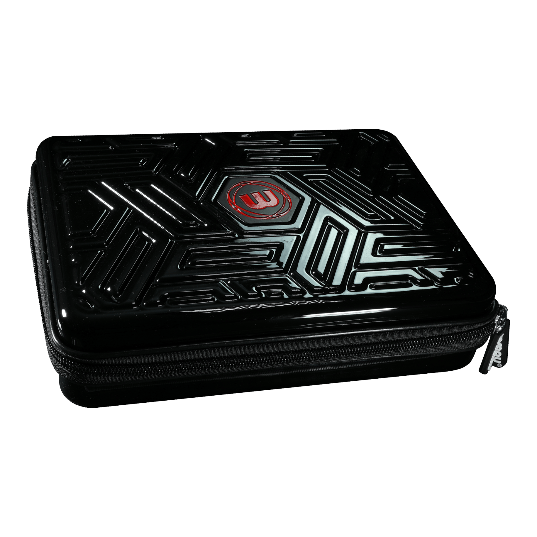Winmau Armor G4 Dartwallet Das Bild zeigt ein schwarzes Dart-Etui mit einem glänzenden, geometrischen Muster auf der Oberfläche. In der Mitte befindet sich ein rotes Winmau-Logo.