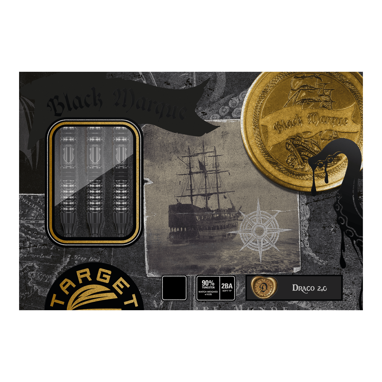Dardos blandos Target Japan Black Marque Draco GEN2 - 20 g Die Abbildung zeigt die Verpackung der "Target Japan Black Marque Draco GEN2 Softdarts - 20g". Auf der Schachtel sind drei schwarze Darts, ein goldener Münzaufdruck, ein Segelschiff und verschiedene dekorative Elemente zu sehen.