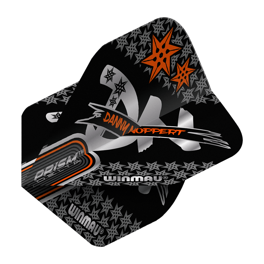 Vuelos estándar Winmau Prism Delta Danny Noppert Black Signature No2 Das Bild zeigt die Winmau Prism Delta Danny Noppert Black Signature No2 Standard Flights. Die Flights sind schwarz mit silbernen und orangefarbenen Sternen und dem Namen "Danny Noppert" bedruckt.
