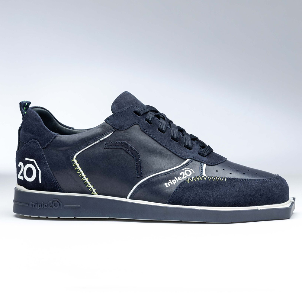 20102005-00_Triple20_Dartschuhe_Leder_Blau_Weiss_2 Der abgebildete Schuh ist der "Triple20 Dartschuh Leder - Blau Weiß". Er besteht aus blauem Leder mit weißen und grünen Akzenten und hat einen sportlichen Look.