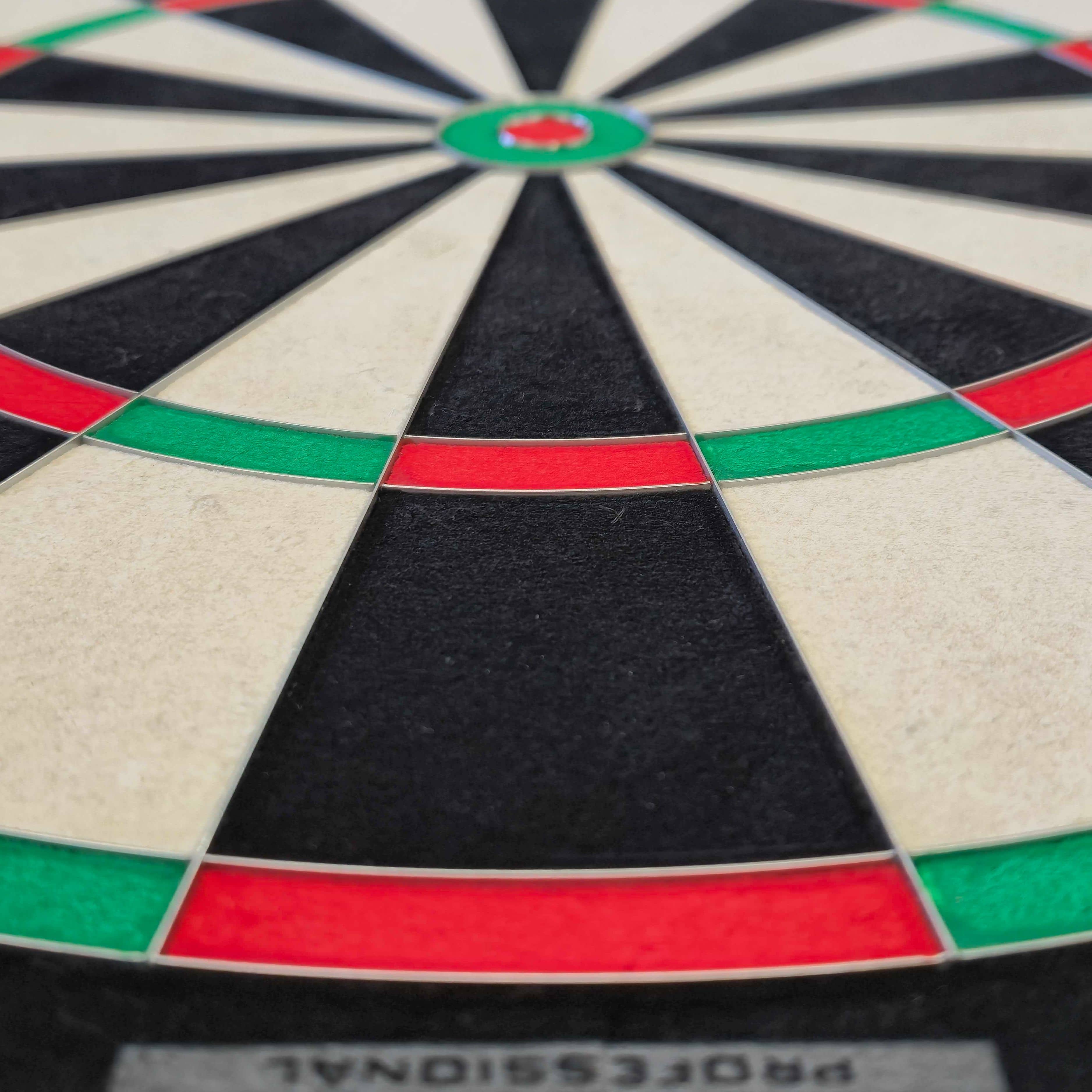 Diana de acero Harrows Fortis Harrows Fortis Steeldartboard ist ein Steeldartboard für Dartspieler. Dieses Produkt ist ideal für Präzision und Haltbarkeit beim Dartspiel.