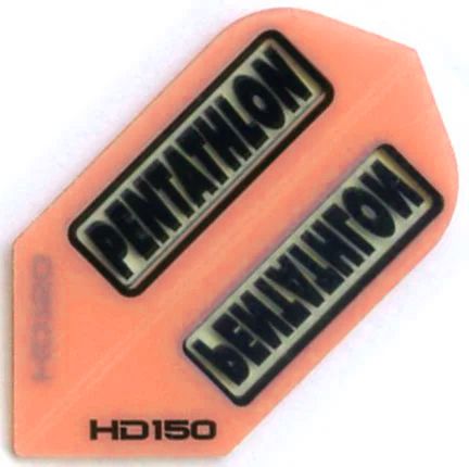 2 Das Bild zeigt ein rosa Dartflight mit der Aufschrift „PENTATHLON“. In der unteren Ecke steht die Modellbezeichnung „HD150“.