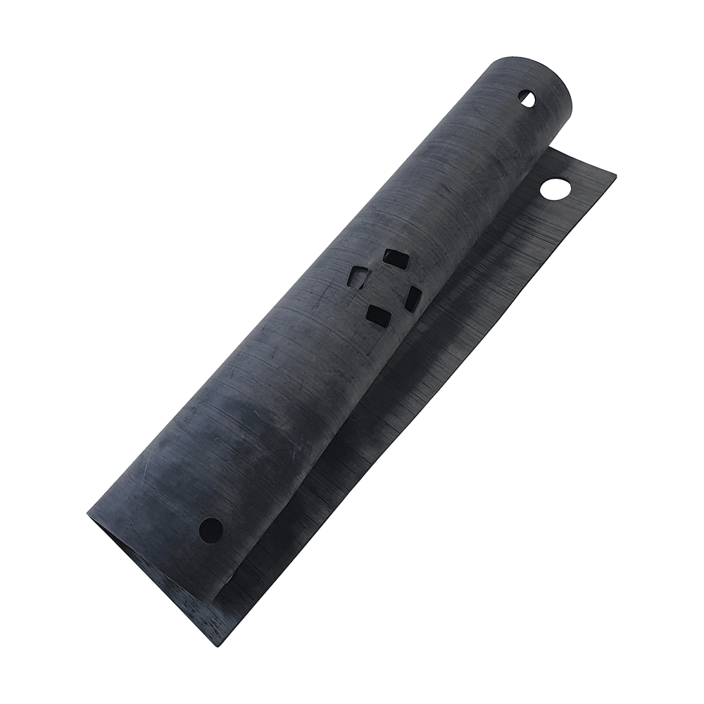 GMLD1_L-wen_Dart_Ersatzteil_Gummimatte_2 Das Bild zeigt eine schwarze Gummimatte mit mehreren Aussparungen und Löchern. Es handelt sich um das Original-Ersatzteil "Löwen Dart Gummimatte".
