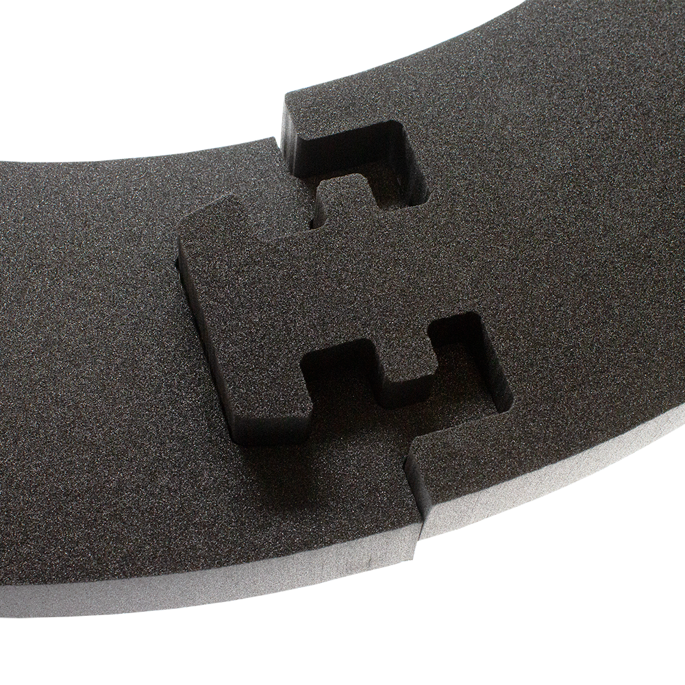 DBS2020_McDart_Catchring_Premium_Made_in_Germany_Edition_2020_4981nUpuzPYGaS Das Bild zeigt einen Teil des McDart Catchring Premium - Made in Germany Edition. Zu sehen ist eine schwarze Schaumstofffläche mit einem Puzzleteil-Verbinder.