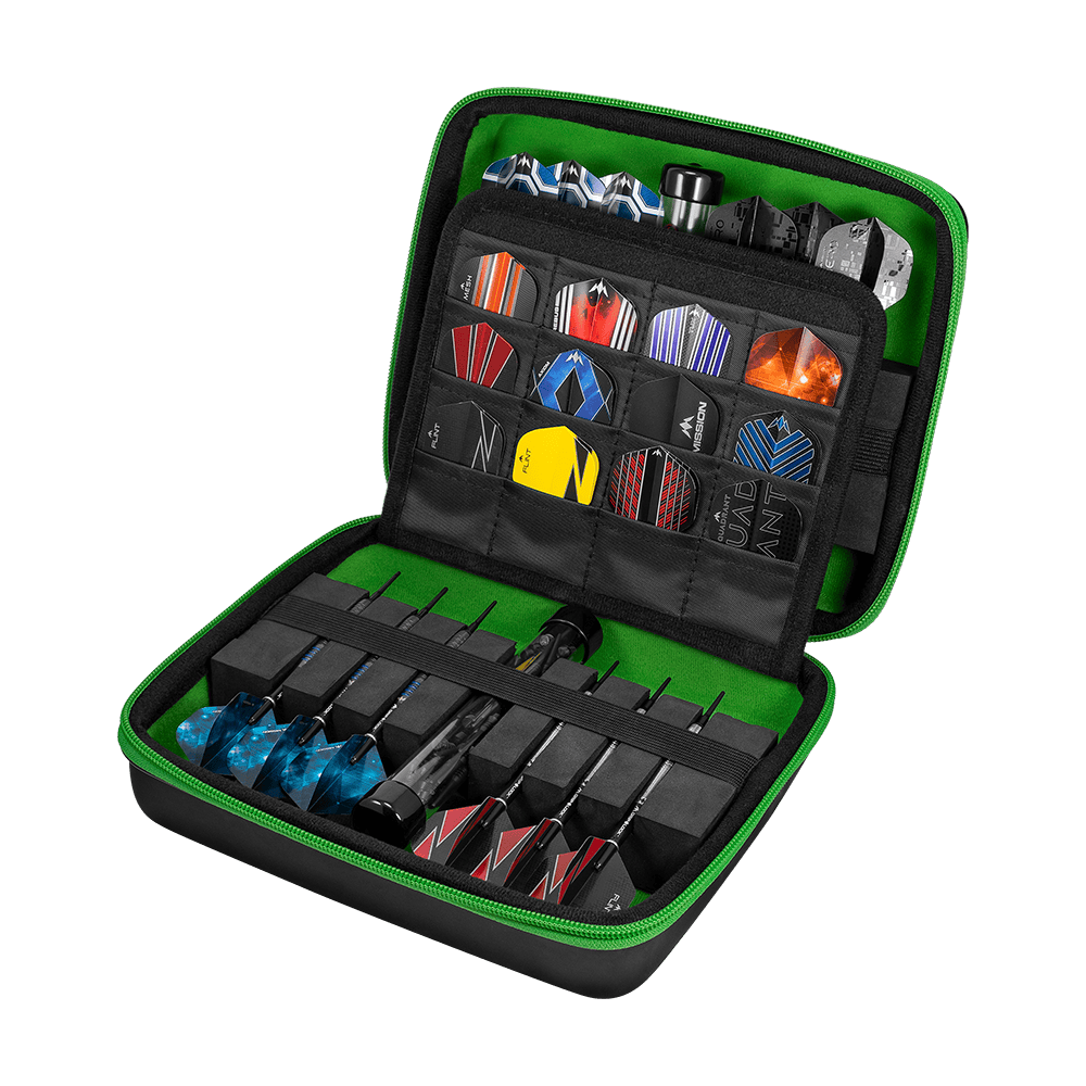 Cartera Mission Luxor Dart In diesem Bild sieht man ein aufklappbares Dart-Set in einer schwarzen Hülle mit grünem Innenfutter. Verschiedene Dartpfeile und Flights sind ordentlich in Fächern und Halterungen angeordnet.