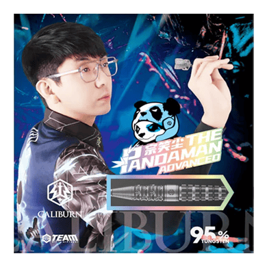 Dardos de acero Caliburn Player The Pandaman Advanced - 23 g Das Bild zeigt die Steeldarts "Caliburn Player The Pandaman Advanced" mit einem Gewicht von 23g. Im Vordergrund ist ein Spieler mit Dartpfeil sowie das Produktdesign und ein Panda-Logo zu sehen.