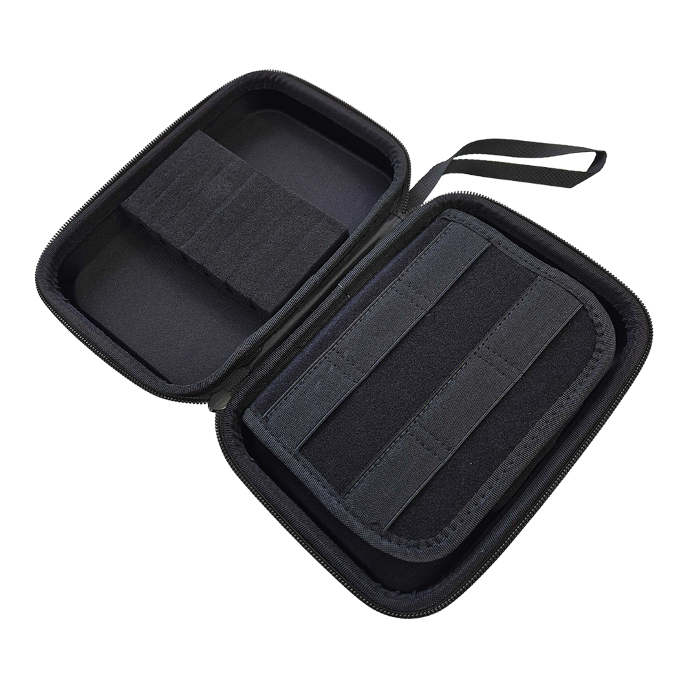 Auf dem Bild sieht man ein graues Dartcase. Vermutlich handelt es sich um das Modell DC04 von McDart.