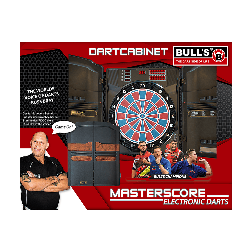 67990_Bulls_Master-Score_RB_Elektronik_Dartboard_2 Das Bild zeigt das Produkt "Bulls Masterscore RB Elektronik Dartboard" in einer ansprechenden Verpackung. Auf der Verpackung sind verschiedene Dartspieler und das elektronische Dartboard mit Schrank abgebildet.
