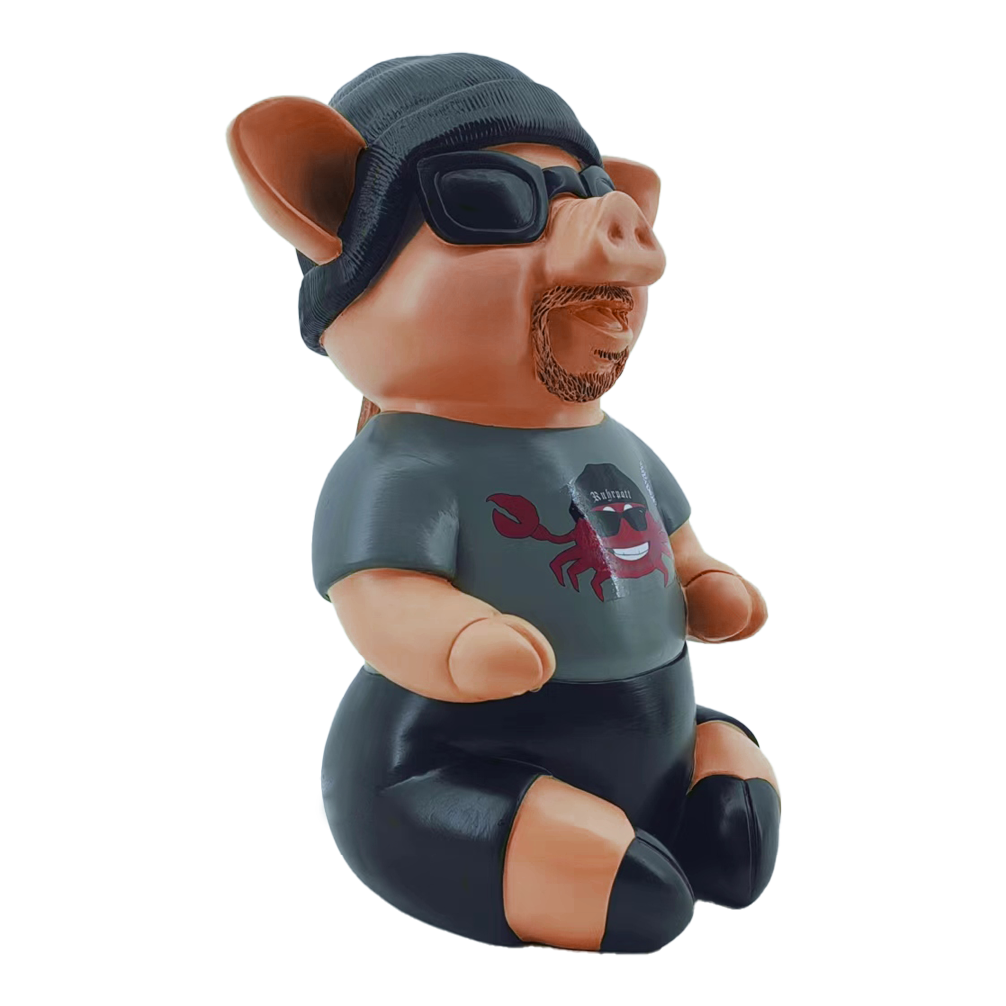 Markus Krebs Frase Cerdo Das Bild zeigt das Produkt "Markus Krebs Phrasenschwein". Die lustige Figur ist als Schwein gestaltet und trägt Sonnenbrille, Mütze und T-Shirt.
