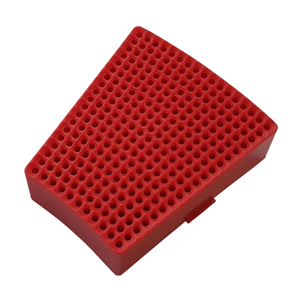 GRN0151_Granboard_132_Ersatzfelder_Single_Aussen_Rot_2 Das Bild zeigt ein rotes Ersatzfeld für das Granboard 132. Es hat viele kleine Löcher und ist trapezförmig.