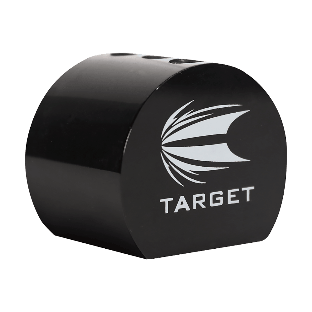 119091_Target_Acryl_Display_Stand_1 Das Bild zeigt einen schwarzen Acryl Display Ständer mit dem Aufdruck "TARGET" und einem stilisierten Logo. Der Ständer hat eine abgerundete Form und eignet sich zur Präsentation kleiner Gegenstände.