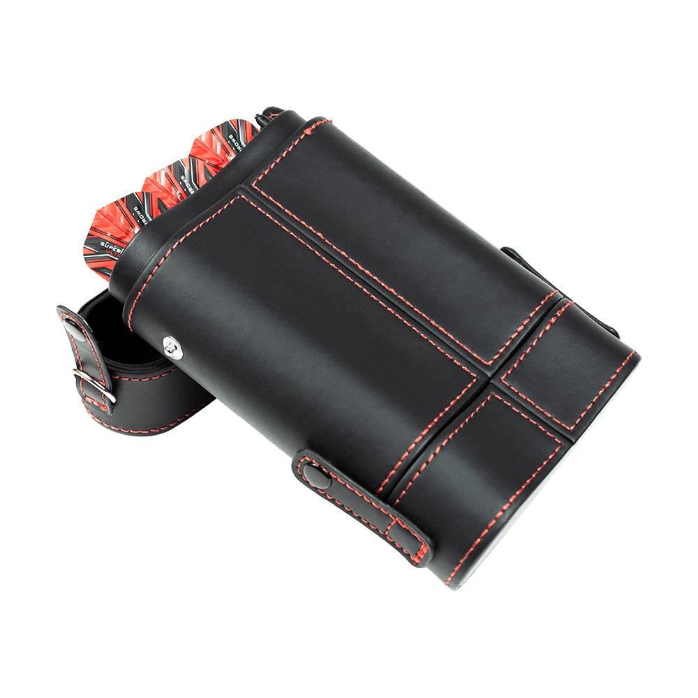 HRT-16402_Harrows_Prima_Dartcase_Red_5 Das Bild zeigt ein schwarzes Dart-Etui mit roten Nähten, das einige Dartpfeile enthält. Es handelt sich um das Produkt „Harrows Prima Dartcase“.