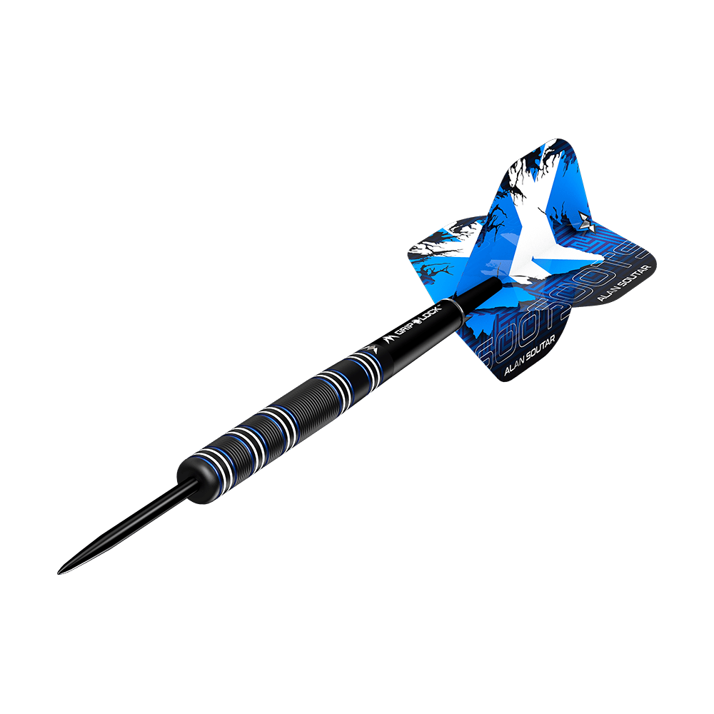 M001355_Mission_Alan_Soutar_Black_Titanium_Steeldarts_4 Auf dem Bild ist ein schwarzer Steeldart mit blauen Akzenten zu sehen. Der Dart trägt den Namen "Mission Alan Soutar Black Titanium Steeldarts - 24g" und hat auffällige blaue Flights.