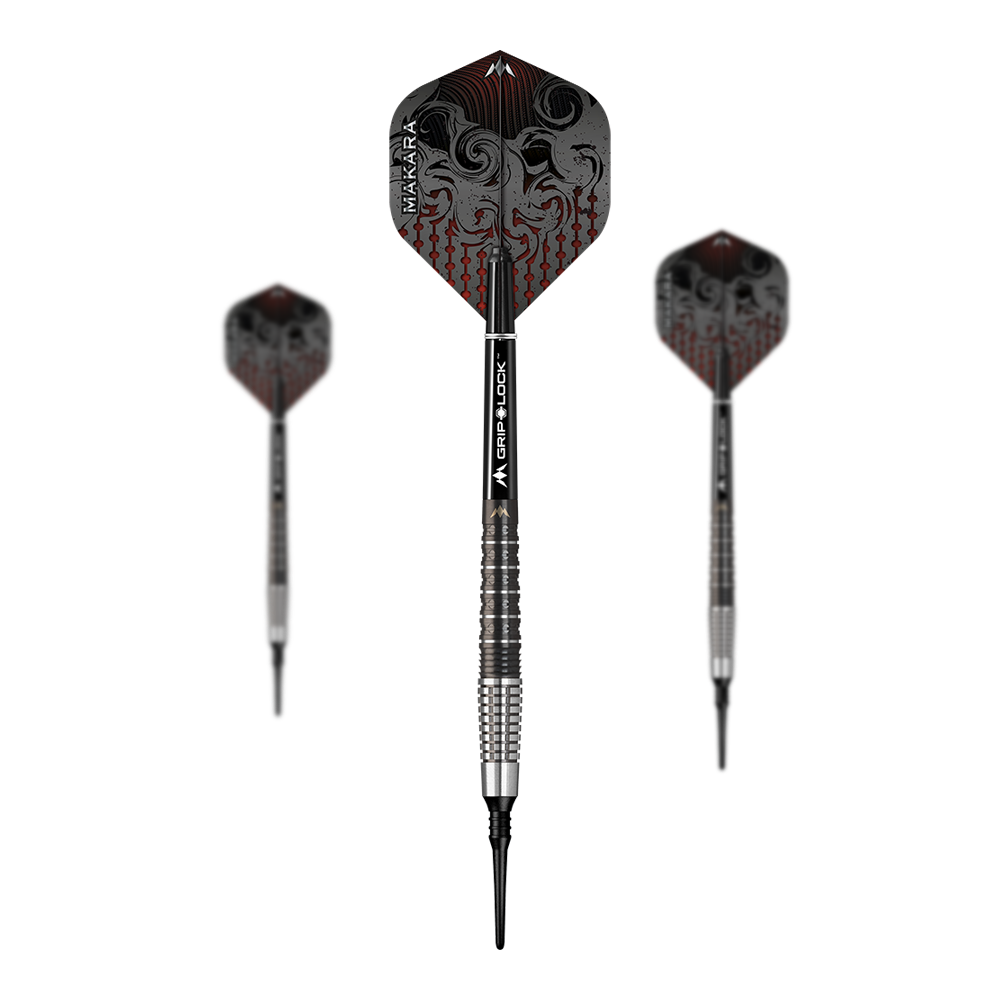 Dardos blandos Mission Makara M2 - 20 g Auf dem Bild sind drei Mission Makara M2 Softdarts mit einem Gewicht von 20g zu sehen. Die Darts haben schwarze Flights mit einem dekorativen Muster und silber-schwarze Griffe.