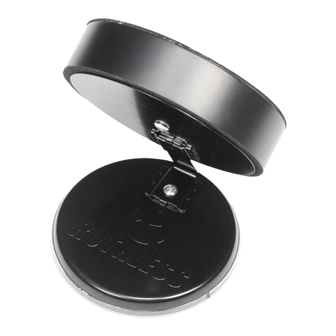 Juego de dardos de escritorio mini sin piedad Das Bild zeigt das Produkt "Ruthless Mini Desktop Dartboard Set" in geöffnetem Zustand. Es besteht aus zwei runden, schwarzen Teilen, die durch ein Scharnier verbunden sind.