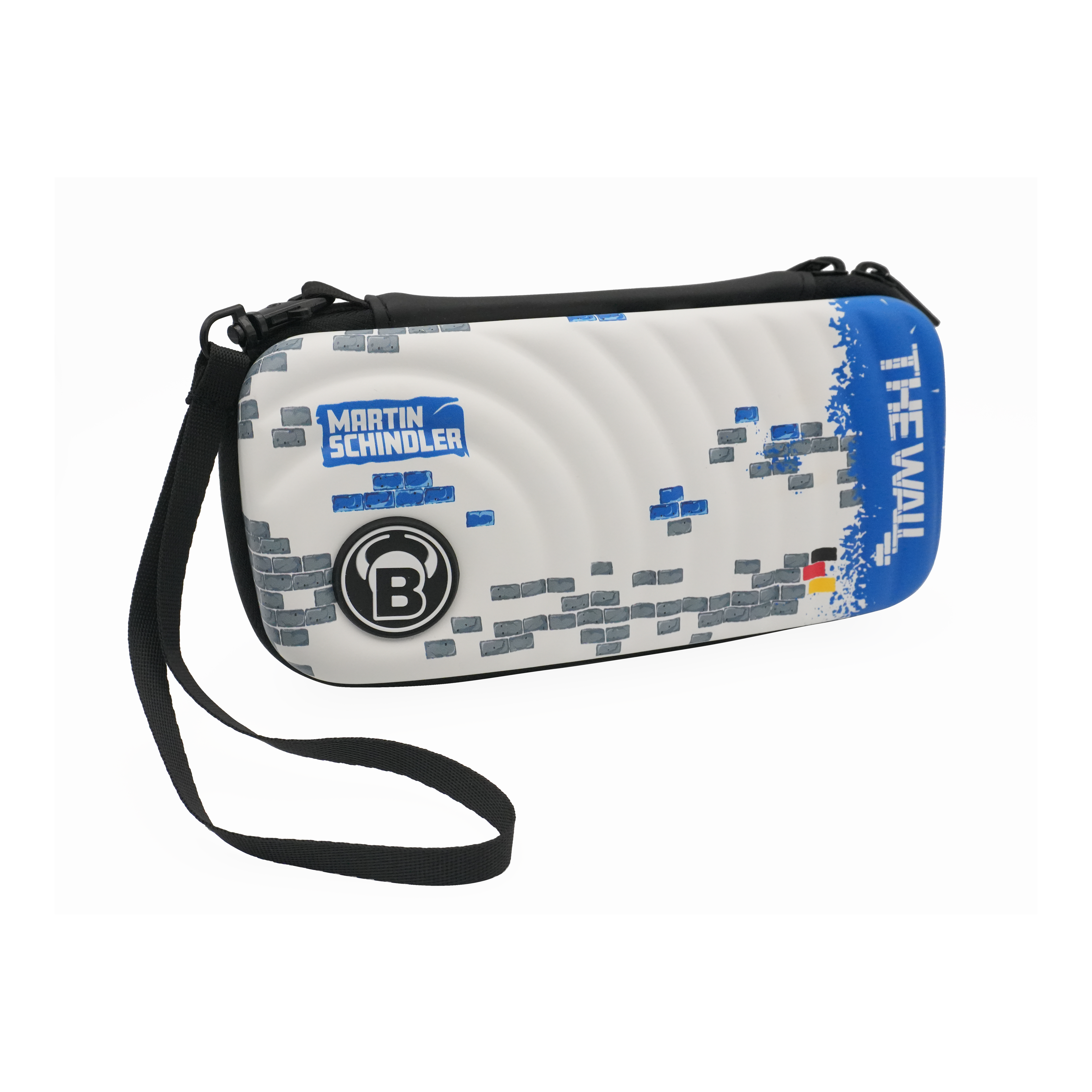 Estuche para dardos Bulls Orbis S Martin Schindler Das Bild zeigt das Produkt "Bulls Orbis S Martin Schindler Dartcase". Das Dartcase ist weiß mit einem Ziegelstein-Muster, einem blauen Bereich mit der Aufschrift "THE WALL" und besitzt einen schwarzen Trageriemen.
