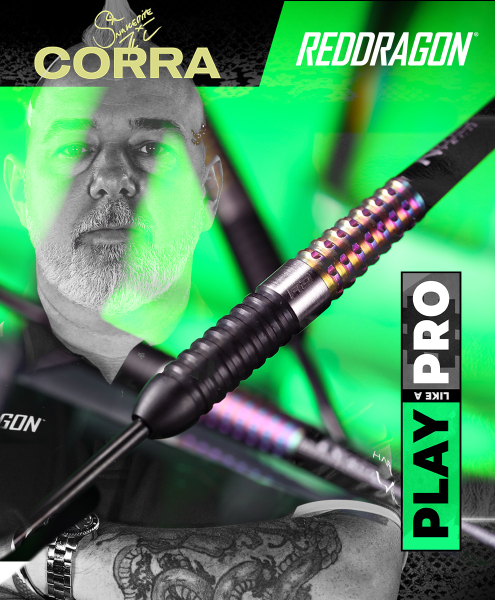 Das Bild zeigt einen Mann mit tätowiertem Arm im Hintergrund und einen Dartpfeil im Vordergrund. Im Bild sind die Logos "CORRA", "REDDRAGON" und der Schriftzug "PLAY LIKE A PRO" zu sehen.