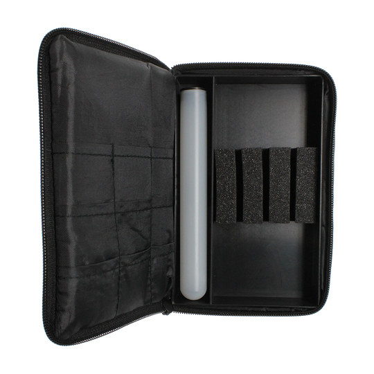 _The_Pak_Dartcase_OPEN_1nWm2B1E02dJ4g Das Bild zeigt das geöffnete Dartcase "The Pak Multi Dartcase - Rot Schwarz". Im Inneren befinden sich Fächer und Halterungen zur sicheren Aufbewahrung von Dartzubehör.