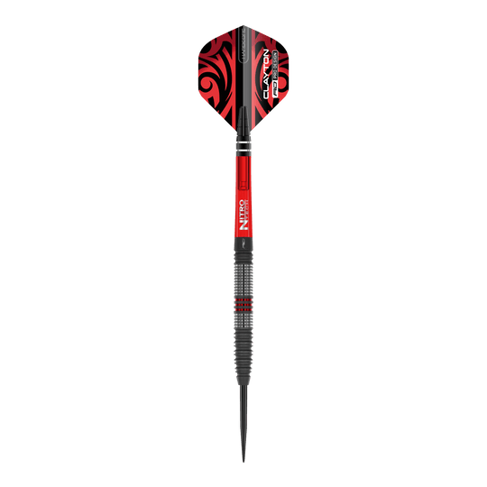 Das Bild zeigt einen Red Dragon Jonny Clayton Hiraeth Steeldart. Der Dart ist in Schwarz und Rot gehalten und hat auffällige Muster auf den Flights.