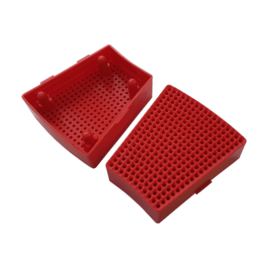 GRN0151_Granboard_132_Ersatzfelder_Single_Aussen_Rot_1 Das Bild zeigt zwei rote Ersatzfelder für das Granboard 132. Die Felder sind aus Kunststoff und haben viele kleine Löcher.
