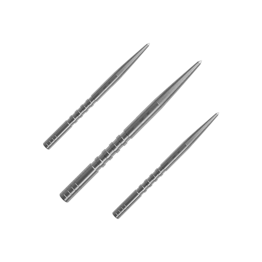 Puntas de dardo Condor Beak Point con corte Das Bild zeigt drei silberne Dartspitzen mit gerilltem Schaft. Sie sind in einer diagonalen Anordnung auf grünem Hintergrund zu sehen.