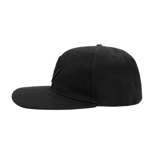 DTRS_CBK_Sport1_DRTS-_Kollektion_Cap_schwarz_2 Die Abbildung zeigt eine schwarze Cap aus der SPORT1 DRTS. Kollektion. Die Kappe hat eine gerade Schirmform und ein schlichtes Design.