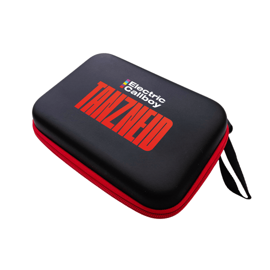 Das Bild zeigt das Electric Callboy Tanzneid Dartcase. Das Dartcase ist für den sicheren Transport von Dartzubehör konzipiert.