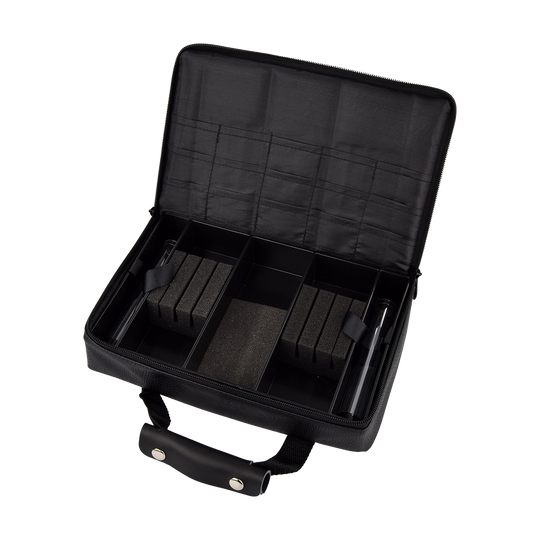 Pak5_Master_Pak_Leder_Edition_Darttasche_4 Die Abbildung zeigt die "Master Pak Leder Edition Darttasche". Die Tasche ist schwarz, mit mehreren Fächern und Polsterungen zur sicheren Aufbewahrung von Dartzubehör ausgestattet.