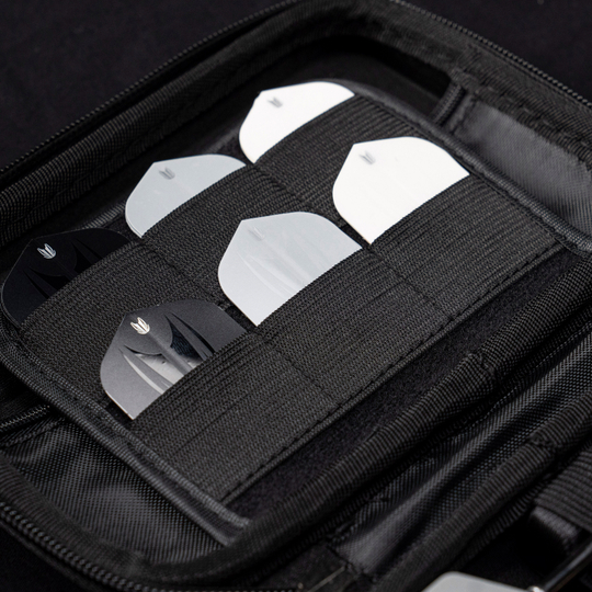 Estuche para dardos Target Takoma Stephen Bunting Das Bild zeigt das Target Takoma Stephen Bunting Dartcase. Im Inneren sind mehrere Dartflights ordentlich in elastischen Halterungen verstaut.