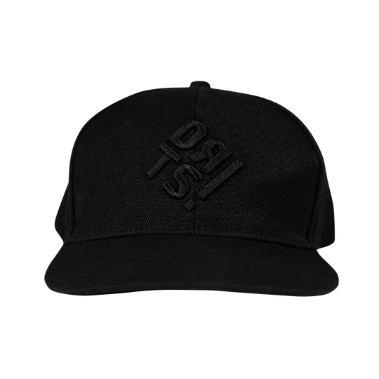 DTRS_CBK_Sport1_DRTS-_Kollektion_Cap_schwarz_1 Diese schwarze Cap gehört zur SPORT1 DRTS. Kollektion. Auf der Vorderseite ist ein dezentes, schwarzes Logo eingestickt.