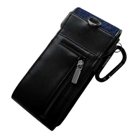 Estuche para dardos de hilo Cameo Dies ist ein elegantes Etui aus schwarzem Material mit einem Reißverschlussfach. Es hat einen Metallclip und einen Karabiner zur Befestigung.