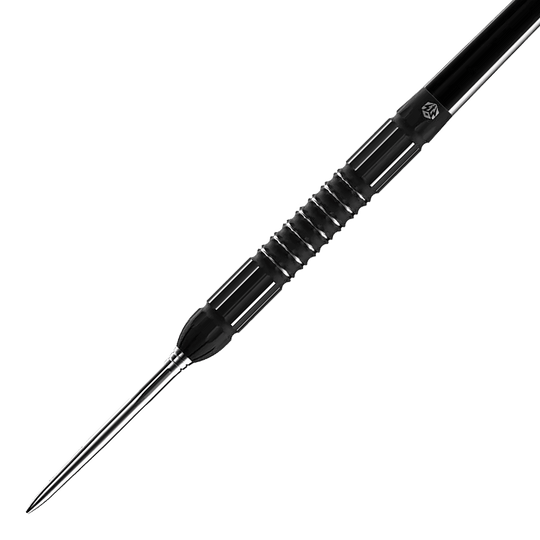 Das Bild zeigt den Caliburn Sword S2 Steeldart. Der Dartpfeil hat ein schwarzes, geriffeltes Griffstück und eine silberne Spitze.
