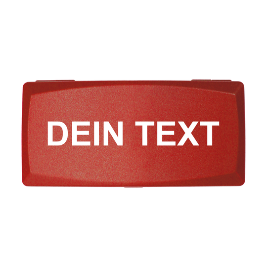 MD-ABS-Rot_W_Bedruckte_ABS_Box_Wunschtext_Rot_1 Das Bild zeigt eine rote rechteckige Box mit weißem Text darauf. Auf der Box steht in Großbuchstaben "DEIN TEXT".