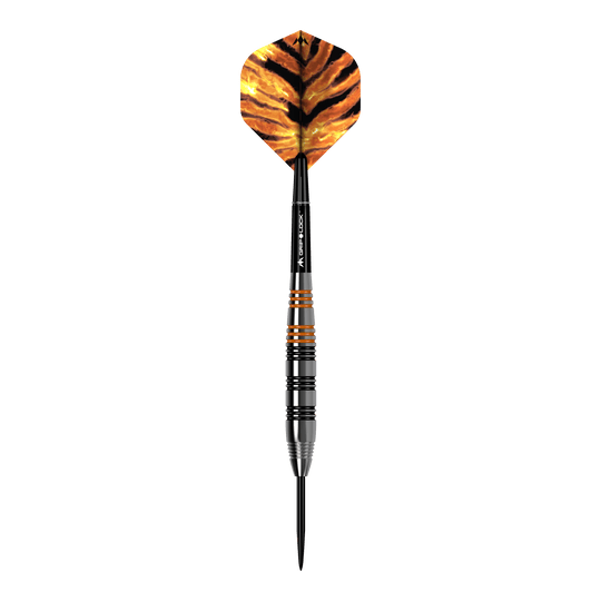Dardos Mission Javan de latón y acero - 22 g Das Bild zeigt einen Steeldart namens "Mission Javan Brass Steeldarts - 22g". Der Dart hat schwarze und orangefarbene Akzente sowie eine Flügel mit einem Tigerstreifenmuster.