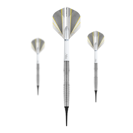 Das Bild zeigt drei Softdarts des Modells "Red Dragon Seren 3 Pure" mit einem Gewicht von 20g. Die Darts sind silberfarben mit weißen und gelben Flights.