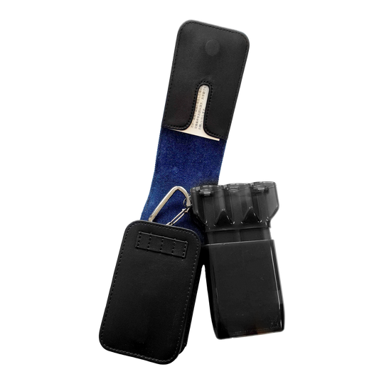 Estuche para dardos Cameo Acento Denim Auf dem Bild ist ein schwarzes Dart-Etui mit blauem Innenfutter zu sehen. Das Etui ist geöffnet und zeigt einen darin befindlichen schwarzen Behälter für Darts.