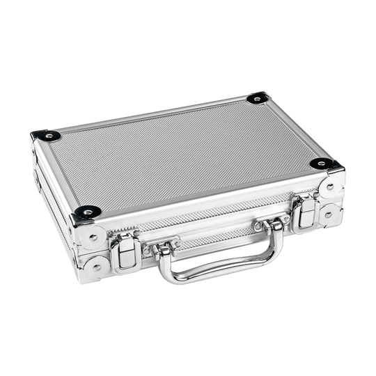 8025-02_Karella_Alukoffer_Silber_1 Auf dem Bild ist ein silberner Aluminiumkoffer zu sehen. Er hat eine strukturierte Oberfläche und stabile Metallecken.