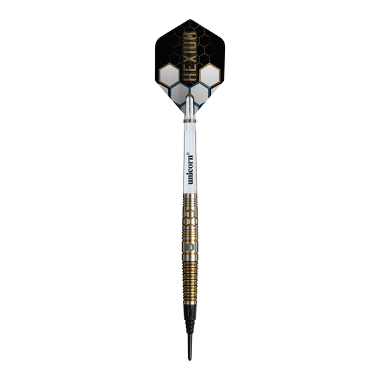 Dardos blandos Unicorn Hexium Style 03 dorados y negros - 23 g Das Bild zeigt die Unicorn Hexium Style 03 Gold & Black Softdarts mit 23g Gewicht. Die Darts sind in den Farben Gold und Schwarz gestaltet.