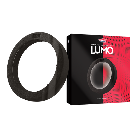 Sistema de iluminación envolvente Lumo Light de Bulls NL Das Bild zeigt das Produkt "Bulls NL Lumo Light Surround Beleuchtungssystem". Links ist der Leuchtring selbst zu sehen, rechts die Verpackung mit Produktnamen und Design.