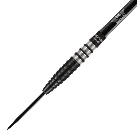 Dardos de acero negros Bulls NL Lightning Das Bild zeigt einen schwarzen Steeldart der Marke Bulls NL mit gerilltem Griff. Die Spitze und der Schaft sind ebenfalls schwarz, und das Bulls-Logo ist auf dem Schaft zu sehen.