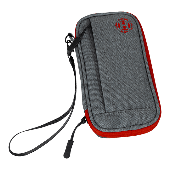 Cartera inteligente Harrows Dartcase Das Bild zeigt ein graues Dart-Etui mit roten Akzenten und einer schwarzen Handschlaufe. Auf der Vorderseite befindet sich ein rundes Logo in Rot.