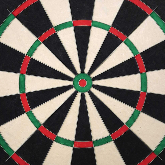 Diana de dardos de acero Mission Samurai Infinity Das Bild zeigt das Produkt "Mission Samurai Infinity Steeldartboard". Die Dartscheibe hat ein klassisches Design mit schwarzen, weißen, roten und grünen Segmenten.