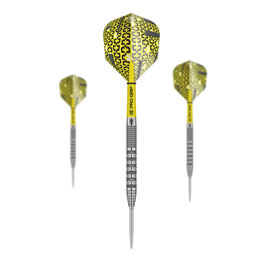 Dardos de acero Target Bolide 01 Swiss Point Das Bild zeigt drei Target Bolide 01 Swiss Point Steeldarts mit gelben Flights und silbernen Spitzen. Die Darts haben einen auffälligen, schwarz-gelben Aufdruck und einen silbernen, geriffelten Schaft.