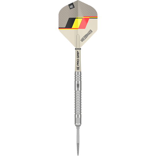 190224-_Target_Dimitri_Van_Den_Bergh_GEN2_Swiss_Point_Steeldarts_1kvG6i94v5KXSF Das Bild zeigt einen silbernen Steeldartpfeil mit einem strukturierten Griff. Das Dartflight ist mit den Farben Schwarz, Gelb und Rot gestaltet und trägt die Aufschrift "DREAMMAKER".