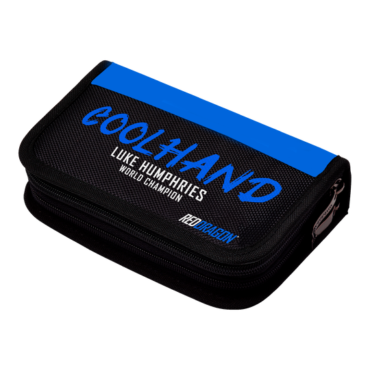 Cartera de 2 dardos Firestone, campeón mundial Luke Humphries de Red Dragon Das Bild zeigt das "Red Dragon Luke Humphries World Champion Firestone 2 Dartwallet". Das Dartwallet ist schwarz mit einem blauen Streifen und der Aufschrift "COOL HAND" sowie dem Namen "Luke Humphries World Champion".