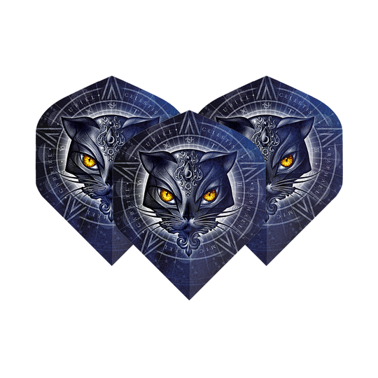 Vuelos estándar Alchemy Star Of Ailouros No2 Das Bild zeigt drei Dart-Flights mit einem mystischen Katzenkopf-Design und leuchtend gelben Augen. Im Hintergrund sind geometrische Muster und kreisförmige Symbole zu sehen.