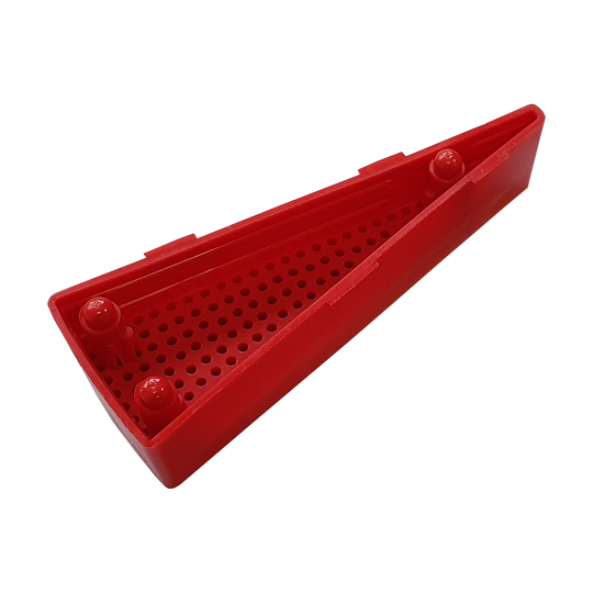 Das Bild zeigt ein rotes Ersatzfeld für das Granboard 132. Es ist dreieckig geformt und hat viele kleine Löcher auf der Oberfläche.