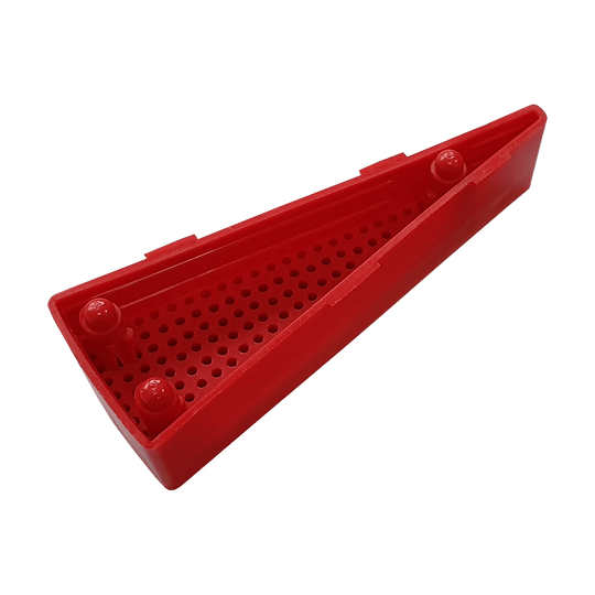 GRN0149_Granboard_132_Ersatzfelder_Single_Innen_Rot_3 Das Bild zeigt ein rotes Ersatzfeld für das Granboard 132. Es ist dreieckig geformt und hat viele kleine Löcher auf der Oberfläche.